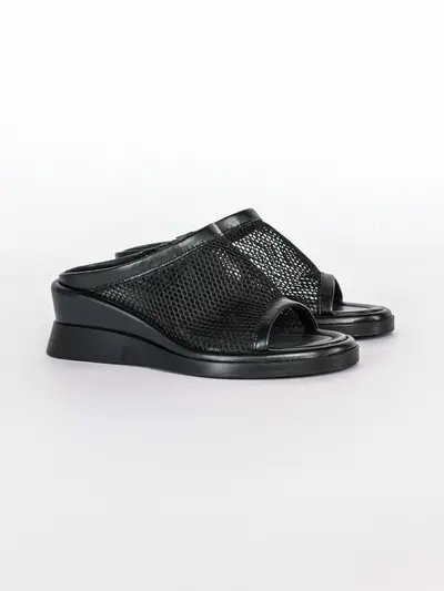 Сабо черного цвета на высокой платформе со сквозной перфорацией